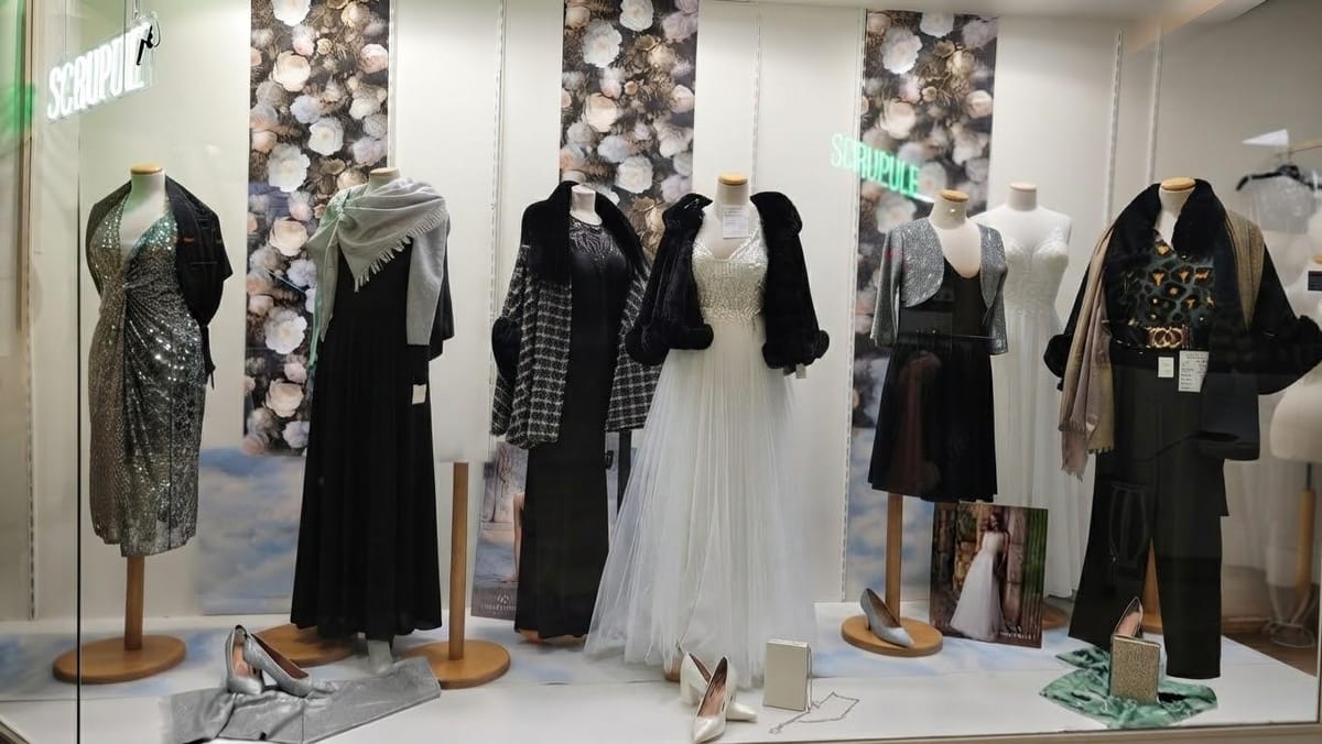 La vitrine de la boutique Scrupul’ à Rennes : robes de soirée et de cocktail