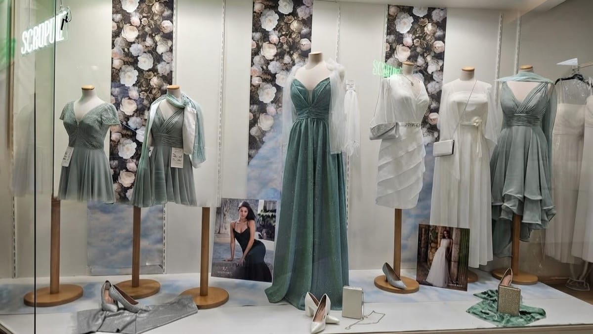 La vitrine de la boutique Scrupul’ à Rennes : robes céladon et tenues de cérémonie