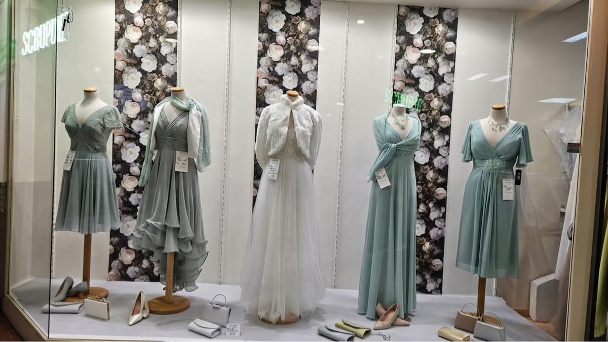 La vitrine de la boutique Scrupul’ à Rennes : robes vert d’eau et boléro