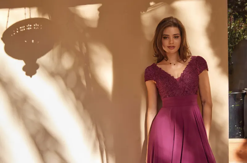 Robe de cérémonie Ro711 en aubergine, vue 1 — Scrupul’ Rennes