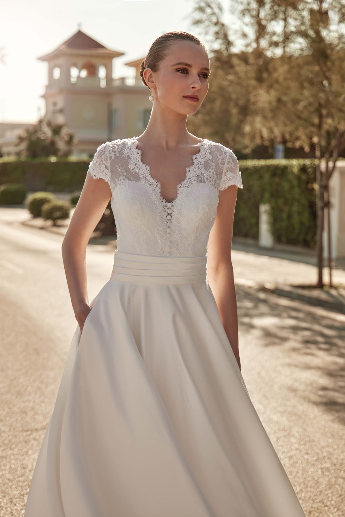Robe de mariée en écru, dentelle et satin, dans une allée ensoleillée — Scrupul’ Rennes